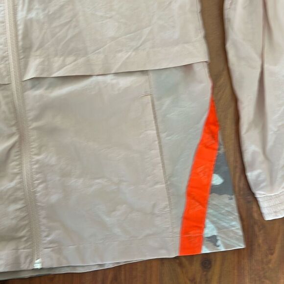 St. John silky beige sleeveless top. Size M - Picture 3 of 5